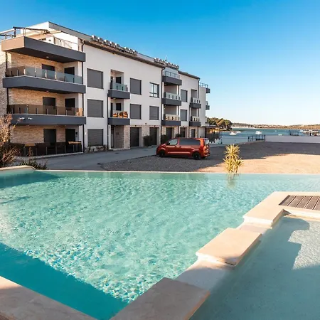 Danica S Bazenom * Medulin