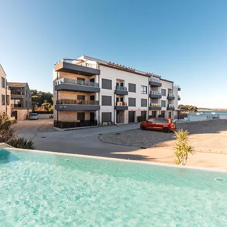 Danica S Bazenom * Medulin